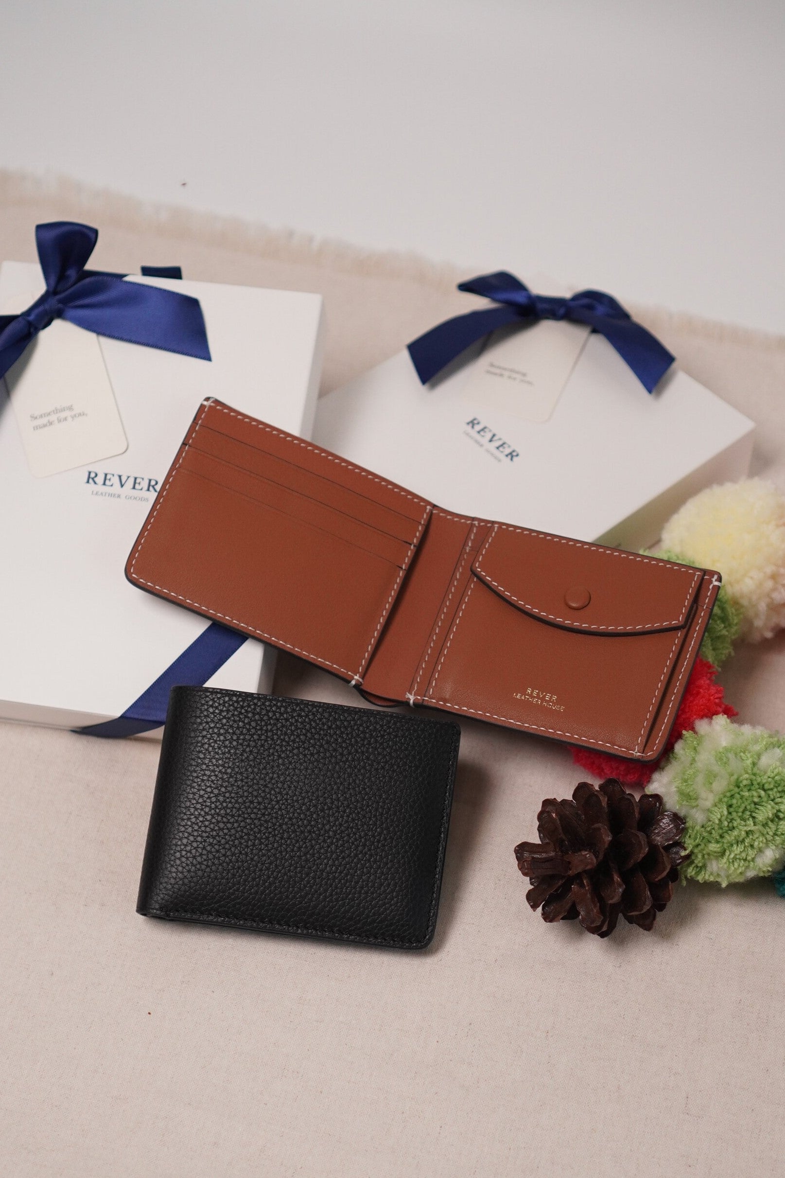 Personalised Christmas Gifts that can hold all the Love: Stater Bifold Coin Wallet