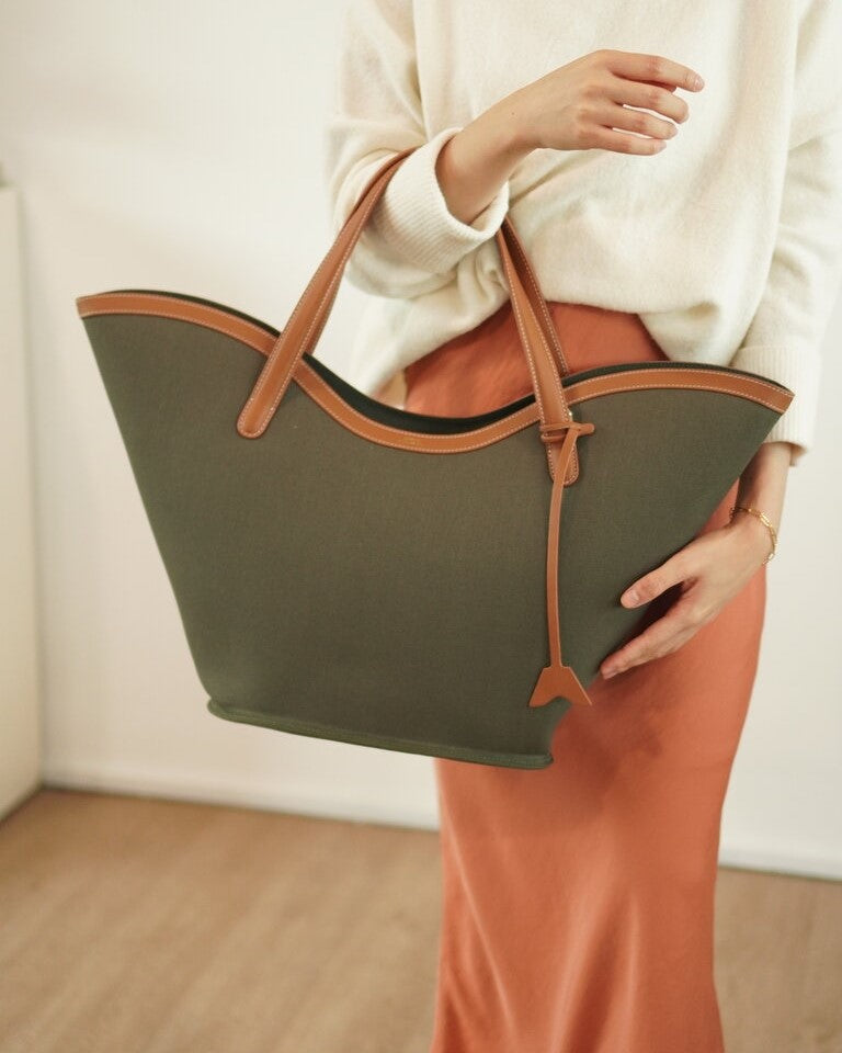 Tulip Tote Bag: Blooming Elegance for a Prosperous New Year