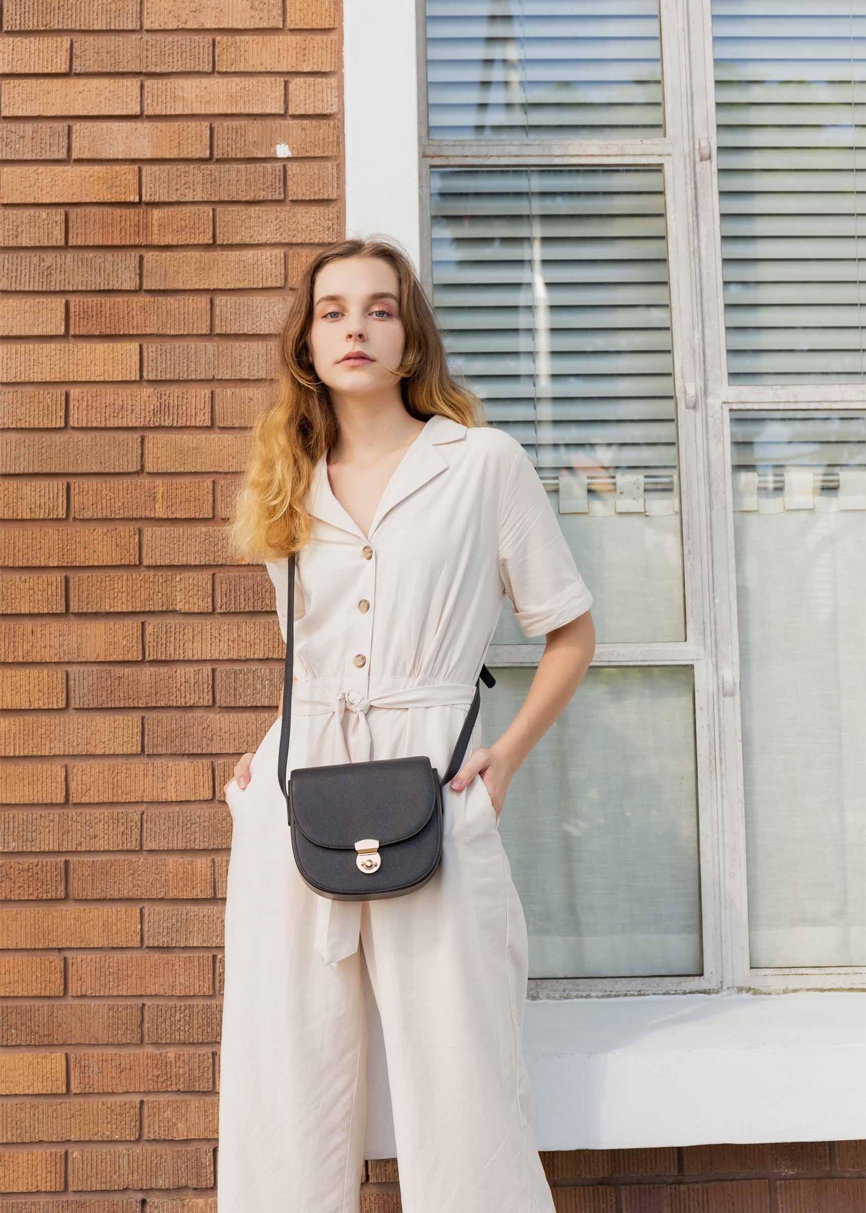 Huns Saddle Bag in Noir Crossbody on model