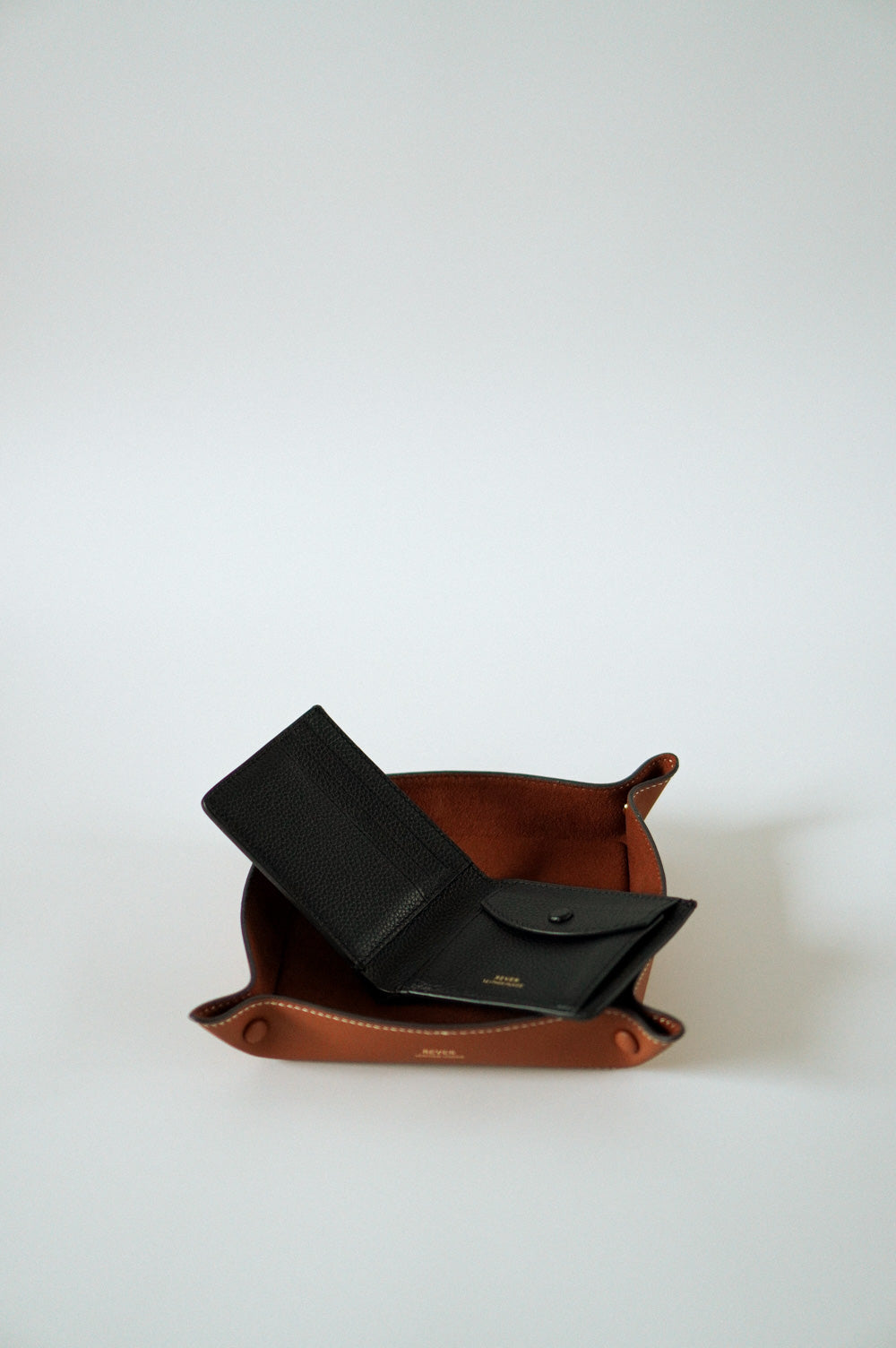 Stater Bifold Coin Wallet in Black & Alfred Large Valet Tray in Maple Personalised Gifts Singapore
