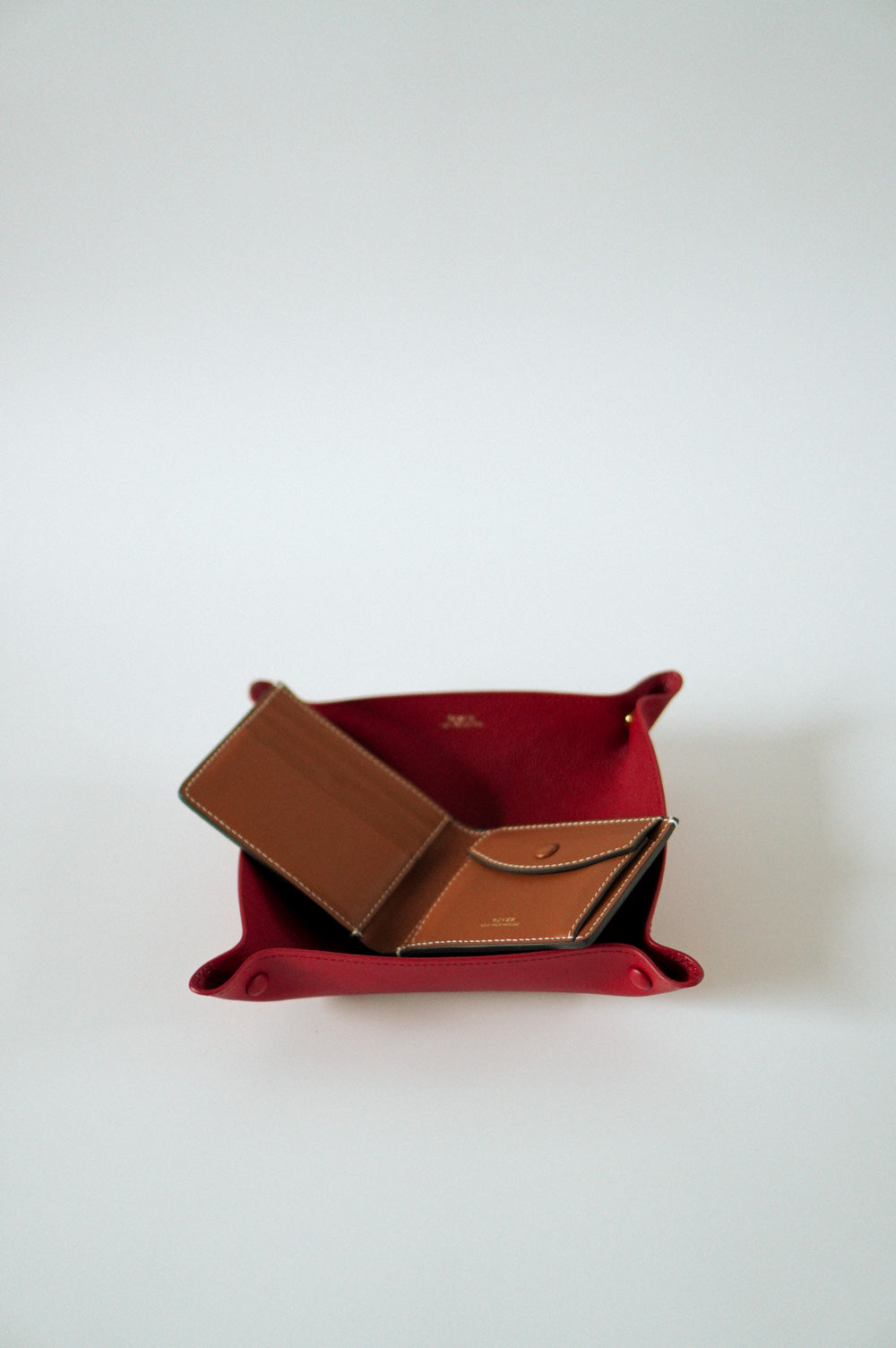 Stater Bifold Coin Wallet in Maple & Alfred Large Valet Tray in Red Personalised Gifts Singapore