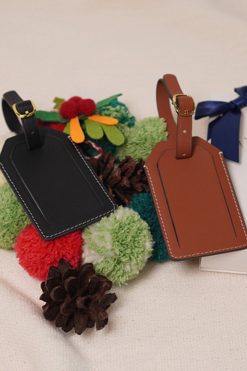 Unwrap the Magic of Personalised Christmas Gifts with Our Plath Card Luggage Tag