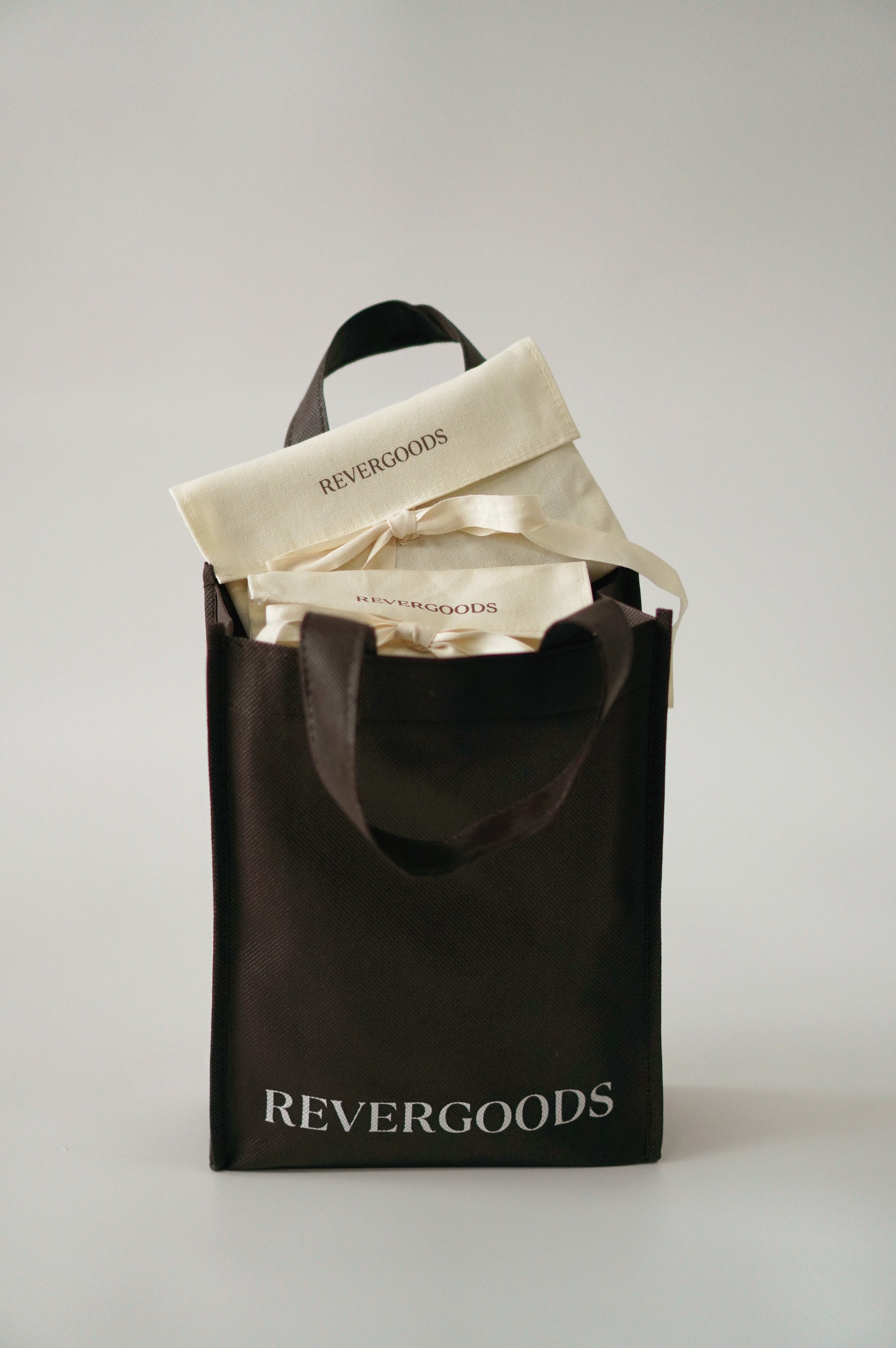 Minimalist eco packaging by Rever for sustainable gifting