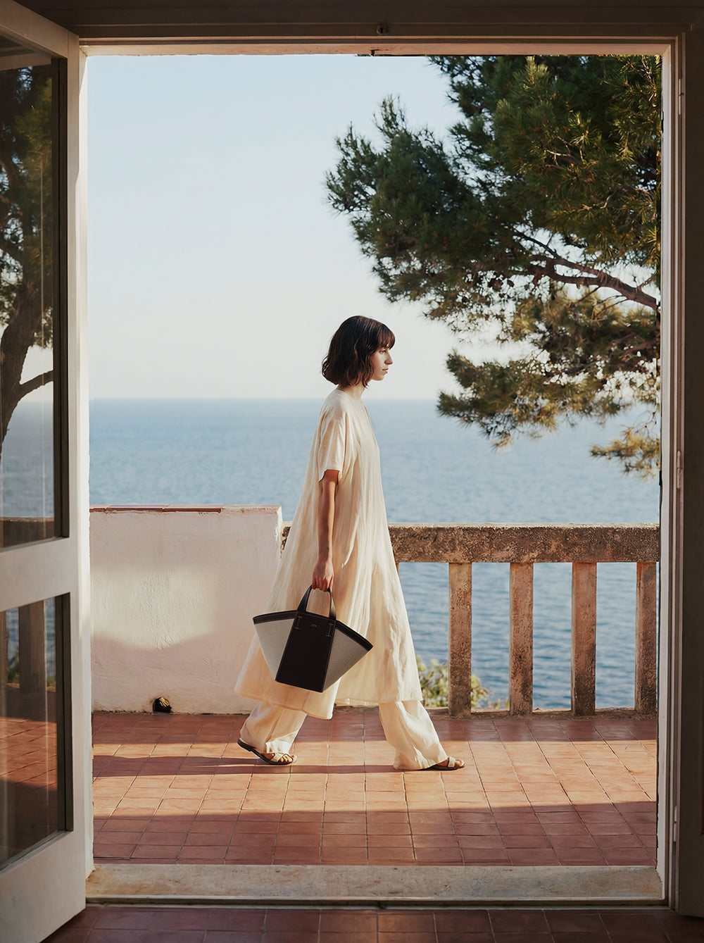 Basket Canvas Tote Bag in Cookies & Cream held by model