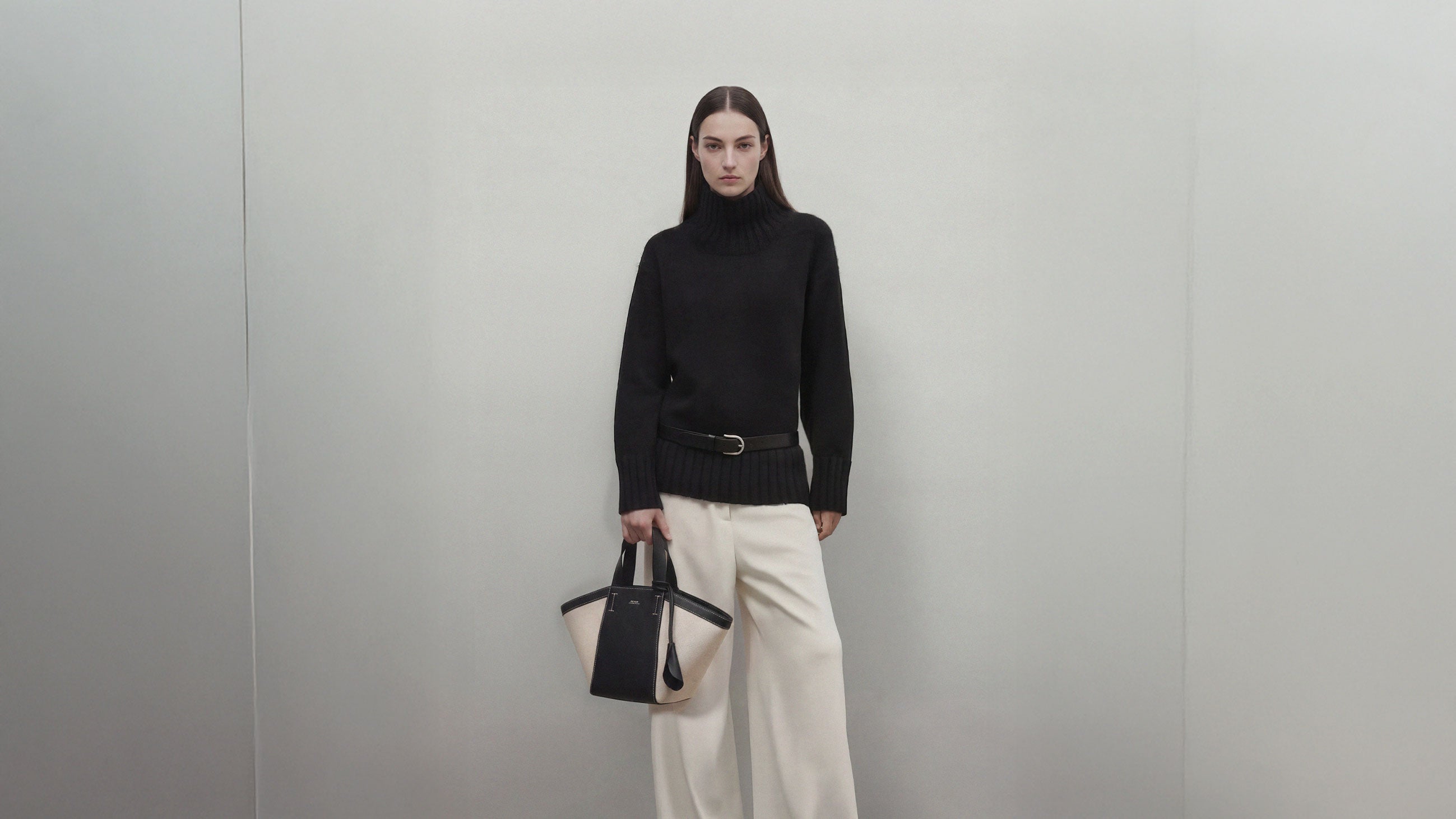 Basket Canvas Tote Bag in Cookies & Cream with model